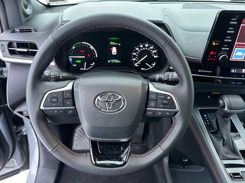 Used 2023 Toyota Sienna XSE image 24