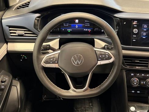 Certified 2024 Volkswagen Taos SE FWD image 19