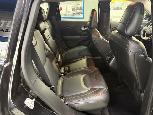 Used 2016 Jeep Cherokee Limited w/ Luxury Group AWD/4WD image 13