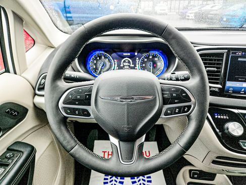 Used 2024 Chrysler Pacifica Touring-L image 21