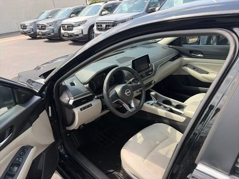 Used 2025 Nissan Altima 2.5 SV FWD image 9