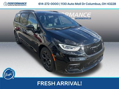 Used 2026 Chrysler Pacifica Premium w/ Quick Order Package 2ET