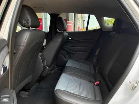 Used 2025 Chevrolet Trax LT w/ LT Convenience Package FWD image 11