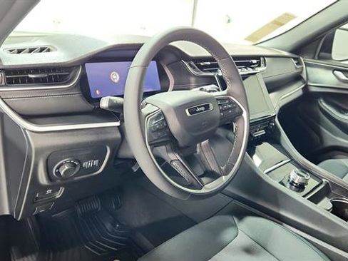 Used 2025 Jeep Grand Cherokee Laredo X w/ Luxury Tech Group I image 10