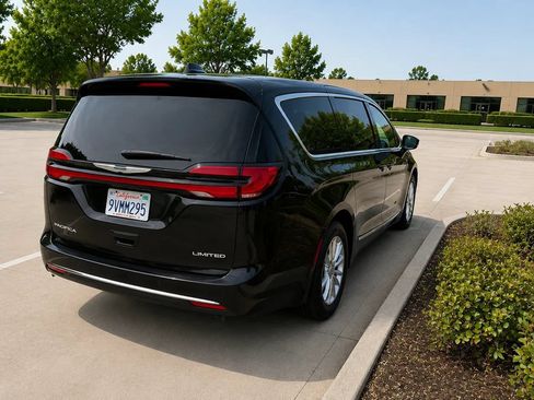 Used 2026 Chrysler Pacifica Limited FWD image 5