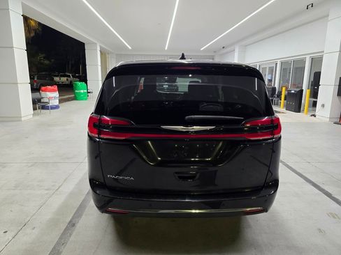 Used 2023 Chrysler Pacifica Touring-L image 5