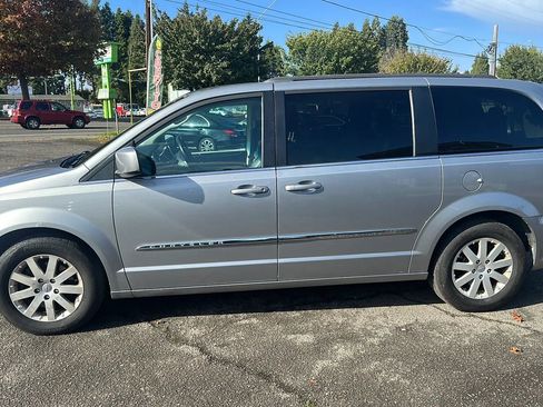 Used 2016 Chrysler Town & Country Touring FWD image 2