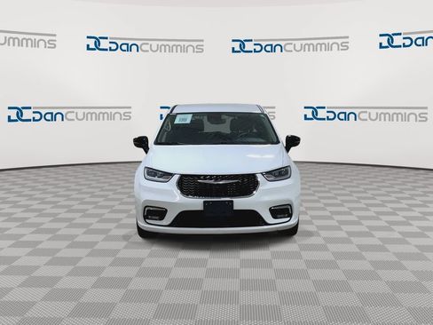 Used 2024 Chrysler Pacifica Touring-L FWD image 3