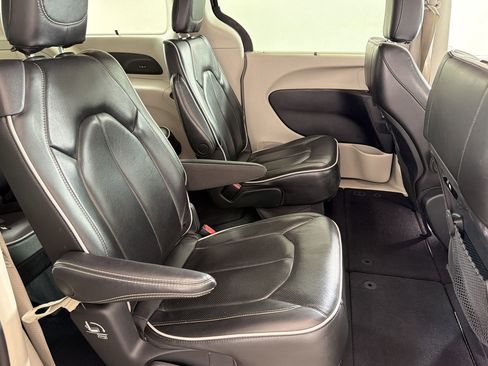 Used 2022 Chrysler Pacifica Limited FWD image 34