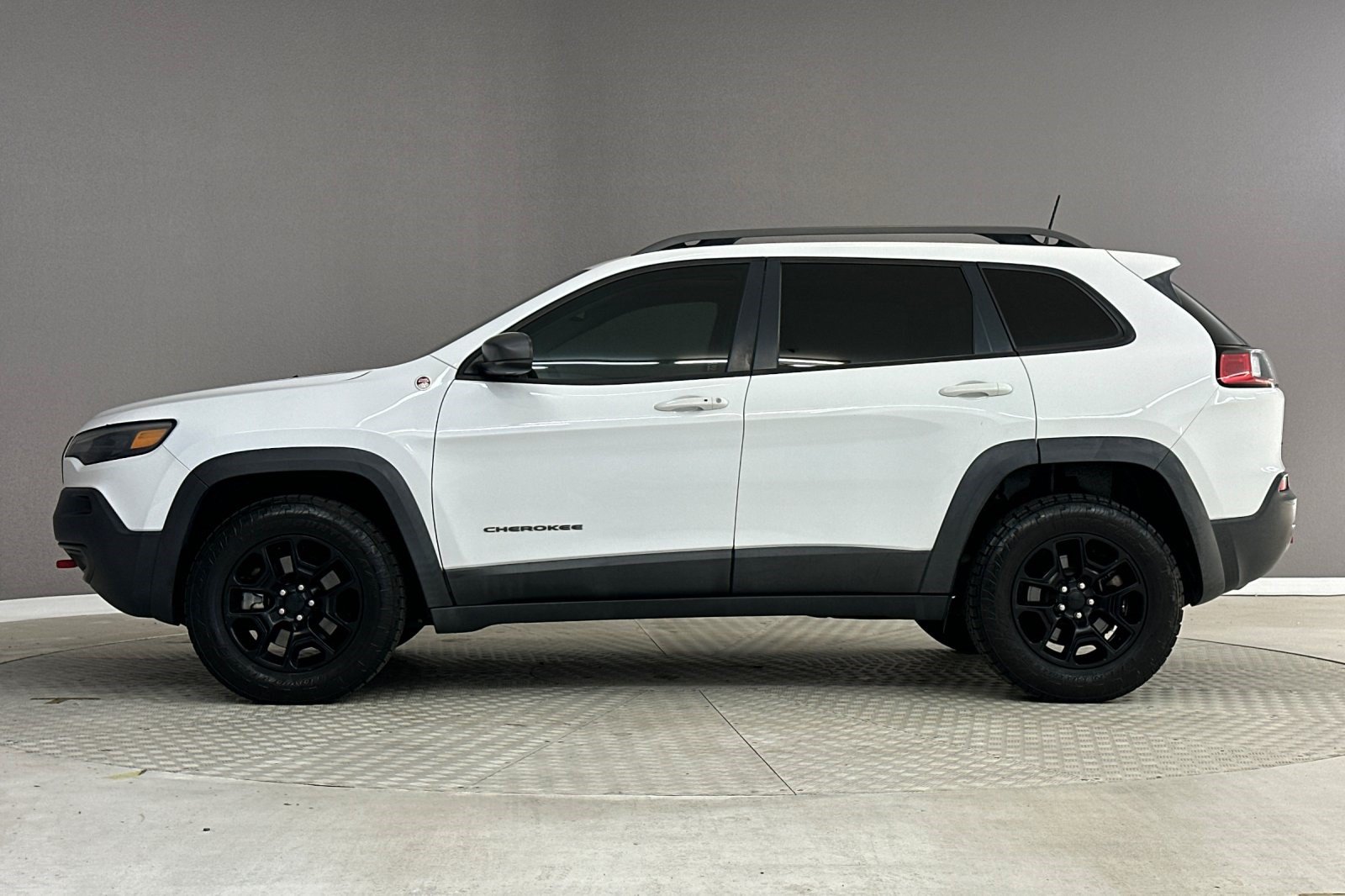 Used 2019 Jeep Cherokee Trailhawk AWD/4WD image 2