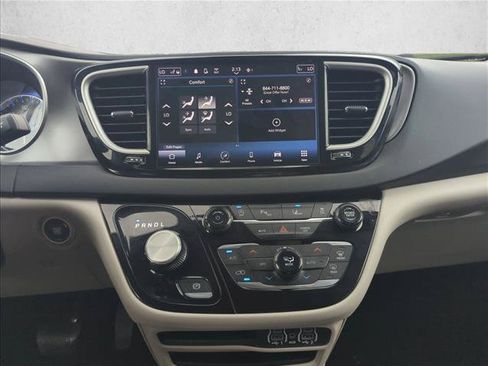 Used 2023 Chrysler Pacifica Touring-L FWD image 14
