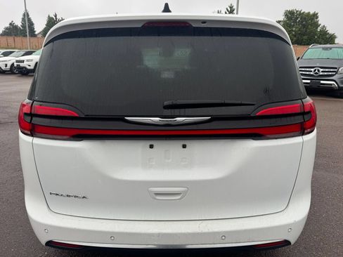 Used 2023 Chrysler Pacifica Touring-L FWD image 5
