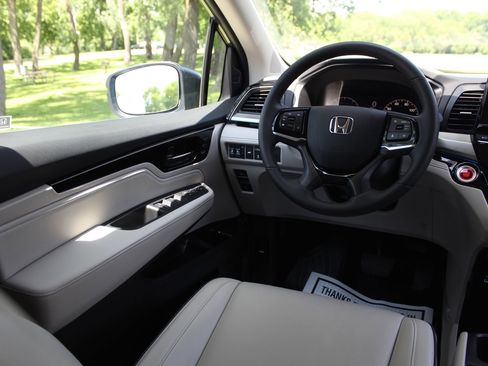 Used 2025 Honda Odyssey Touring image 10