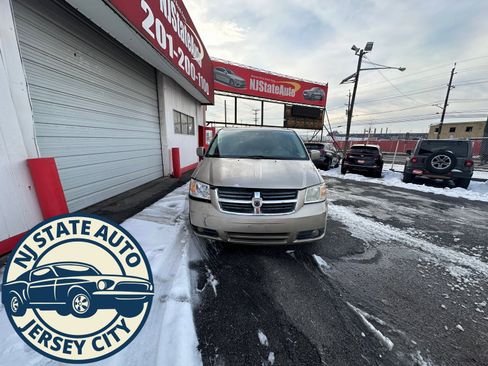 Used 2008 Dodge Grand Caravan SXT w/ Flexible Seating Group image 7