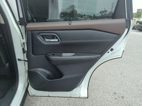 Used 2022 Nissan Rogue Platinum w/ Head-Up Display Package image 32