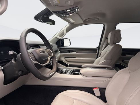 Used 2023 Jeep Wagoneer Series III w/ Preferred Equipment Group image 9