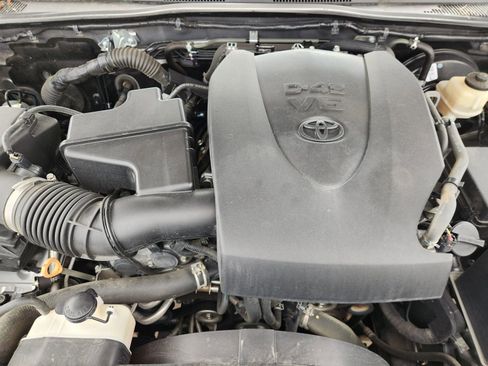 Used 2018 Toyota Tacoma SR5 image 35