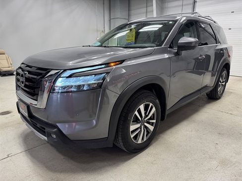 Used 2022 Nissan Pathfinder SL image 3