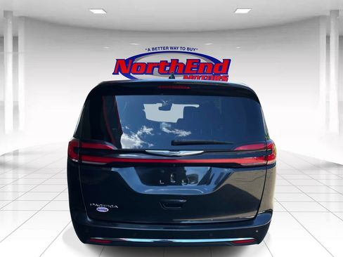 Used 2023 Chrysler Pacifica Touring-L FWD image 4