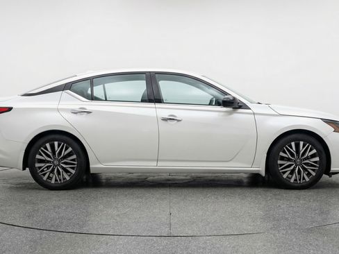 Used 2025 Nissan Altima 2.5 SV image 11