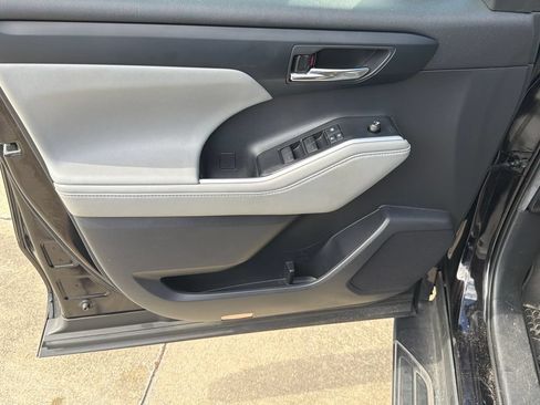 Used 2020 Toyota Highlander XLE FWD image 12