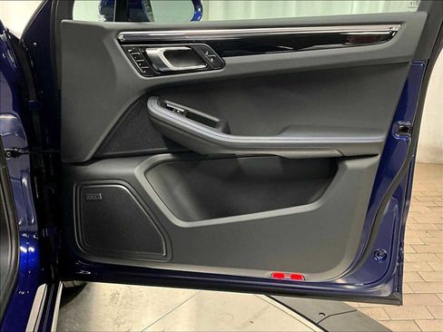 Used 2025 Porsche Macan image 28