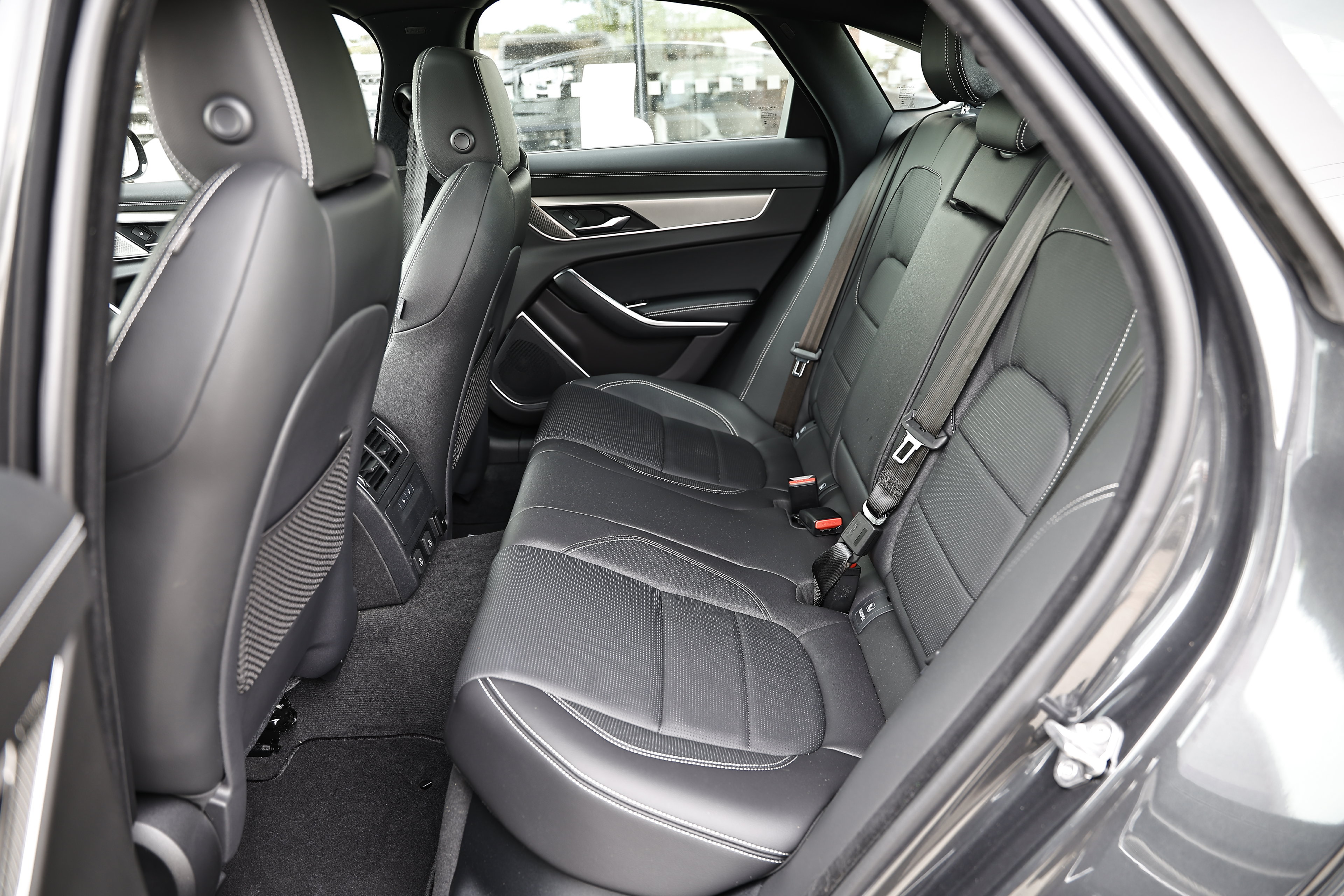 New 2024 Jaguar XF R-Dynamic SE AWD/4WD image 33
