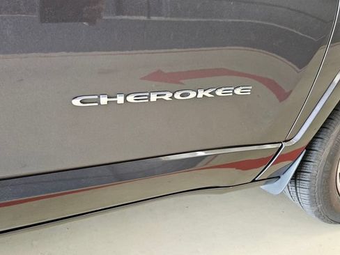 Used 2018 Jeep Cherokee Overland w/ Technology Group AWD/4WD image 29