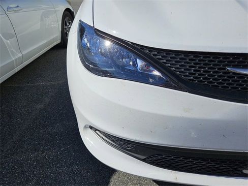 Used 2025 Chrysler Voyager LX image 18