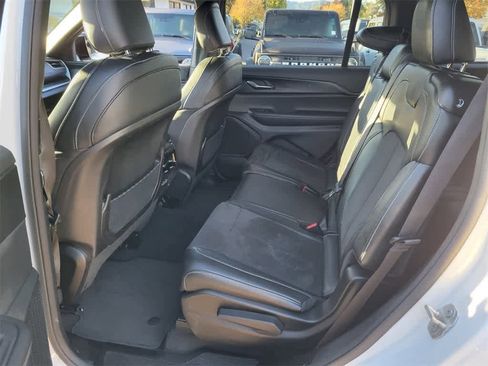 Used 2024 Jeep Grand Cherokee L Laredo image 12