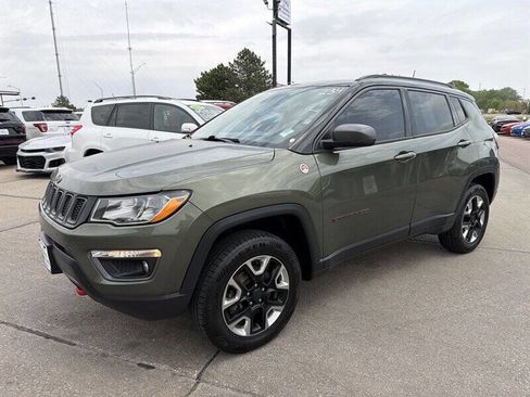 Used 2018 Jeep Compass Trailhawk w/ Leather Interior Group AWD/4WD image 2