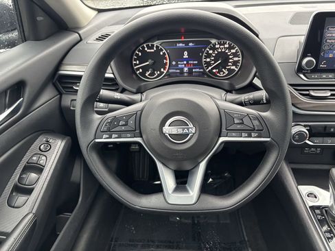 Used 2025 Nissan Altima 2.5 SV FWD image 12