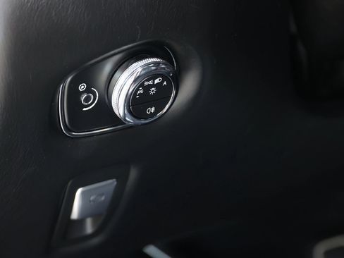 Used 2018 Aston Martin DB11 V12 RWD image 22