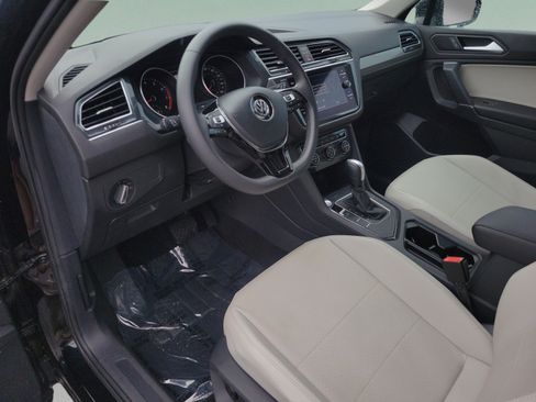 Used 2020 Volkswagen Tiguan SE w/ Panoramic Sunroof Package FWD image 18