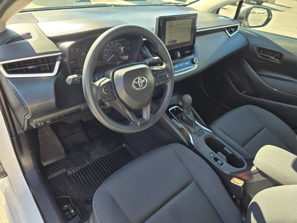 Used 2025 Toyota Corolla LE FWD image 2