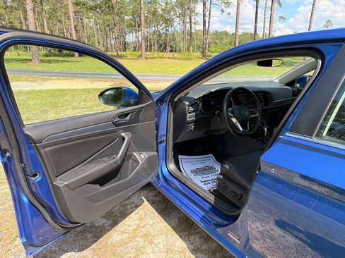 Used 2024 Volkswagen Jetta SE FWD image 11