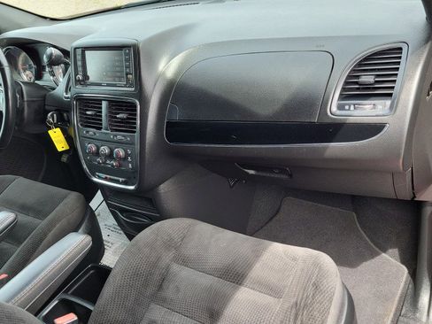 Used 2019 Dodge Grand Caravan SE FWD image 18