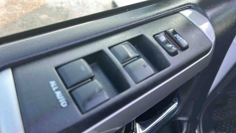 Used 2018 Toyota 4Runner SR5 AWD/4WD image 22