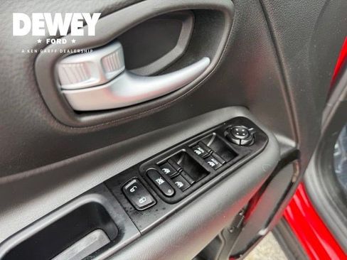 Used 2020 Jeep Renegade Altitude AWD/4WD image 11