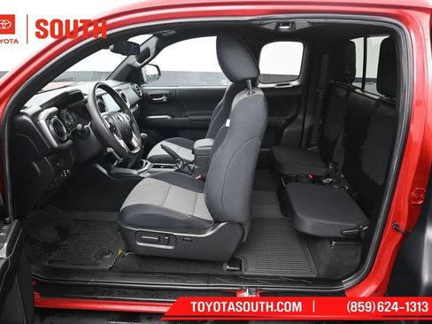 Used 2022 Toyota Tacoma TRD Sport AWD/4WD image 10
