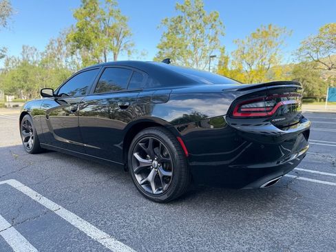 Used 2017 Dodge Charger R/T w/ Plus Group RWD image 3