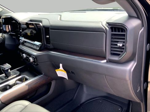 Used 2024 GMC Sierra 1500 SLT AWD/4WD image 18
