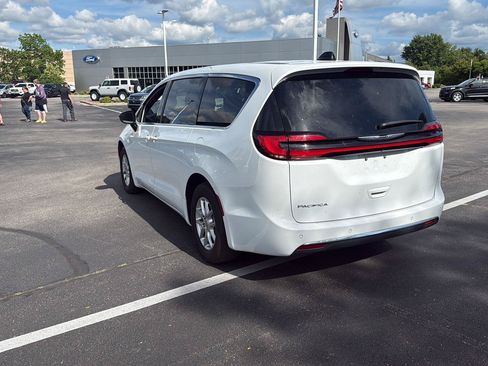 Used 2025 Chrysler Pacifica Select FWD image 10
