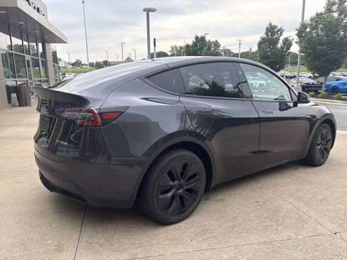 Used 2024 Tesla Model Y Long Range AWD/4WD image 10
