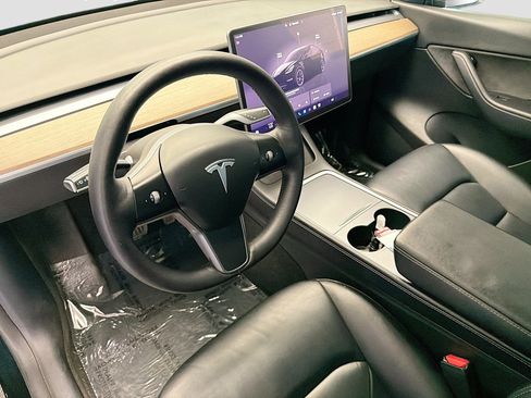 Used 2022 Tesla Model Y Long Range image 7