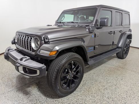 Used 2025 Jeep Wrangler Unlimited Sahara AWD/4WD image 3