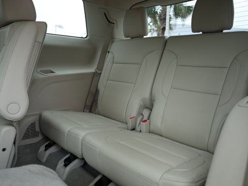 Used 2022 GMC Acadia Denali w/ Denali Ultimate Package image 16