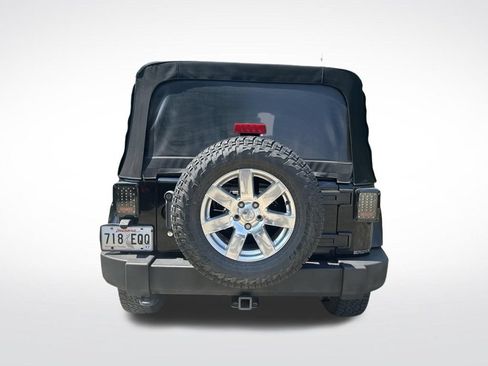 Used 2013 Jeep Wrangler Unlimited Sahara w/ Connectivity Group AWD/4WD image 8