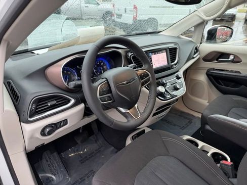 Certified 2023 Chrysler Voyager LX FWD image 9