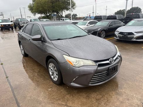Used 2015 Toyota Camry LE image 1